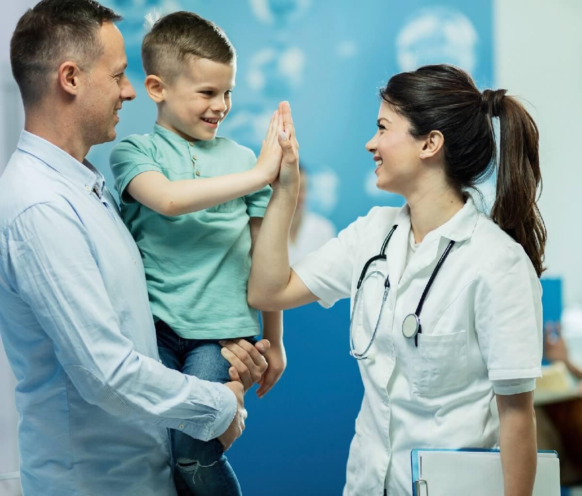 APRN with 邮政硕士证书 High Fiving Child Patient